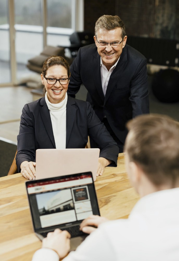Business team in a corporate meeting – corporate photography by Roman Kasperski